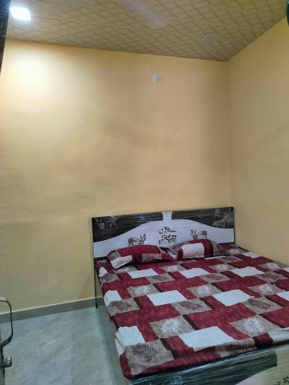 Shanti Paying Guest House Матхура Екстер'єр фото