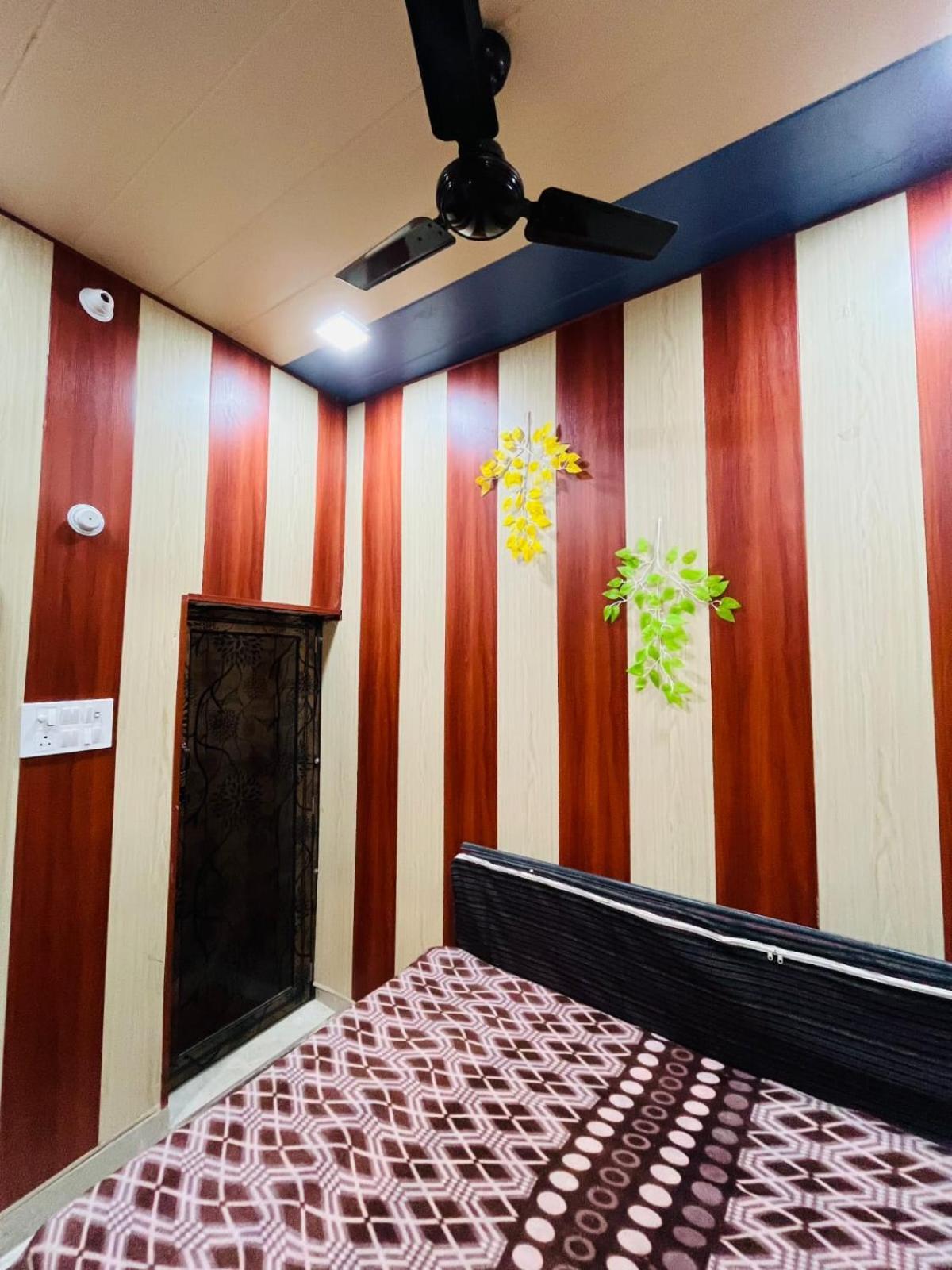 Shanti Paying Guest House Матхура Екстер'єр фото